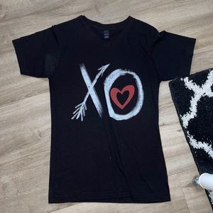 “XO” graphic tee!